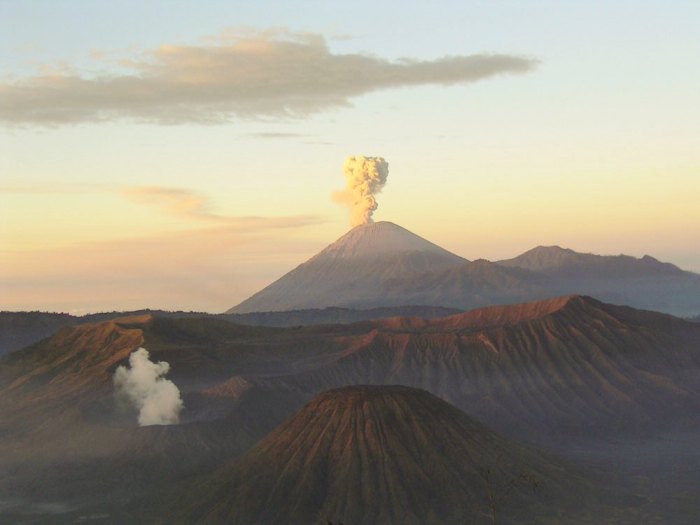 Indonesia volcanoes wikipedia volcano volcanic list highest mahameru activity island java semeru bromo world mount wiki