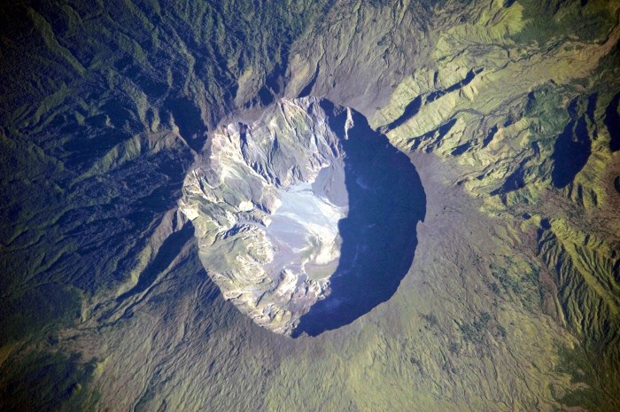 Tambora mount volcano indonesia sumbawa island file wikipedia eruption mt volcan volcanic caldera mountain crater facts top 1815 history massive