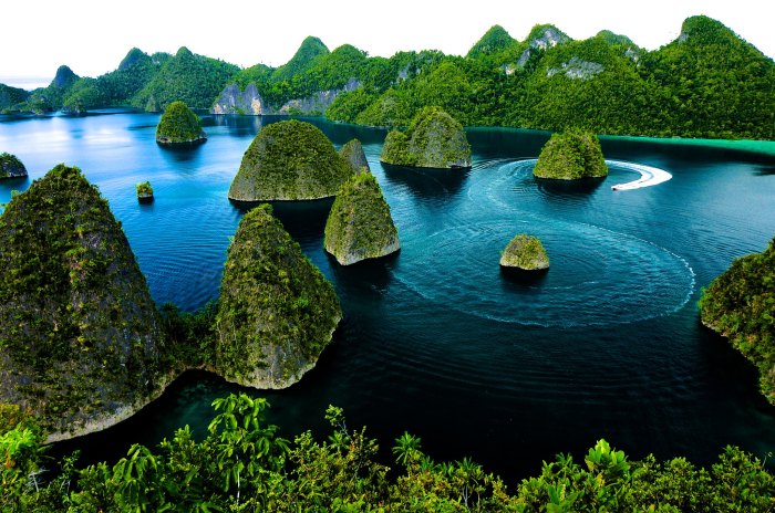 Raja ampat papua indonesia tourism resort west irian jaya island kayaking dive sea diving waters lunch